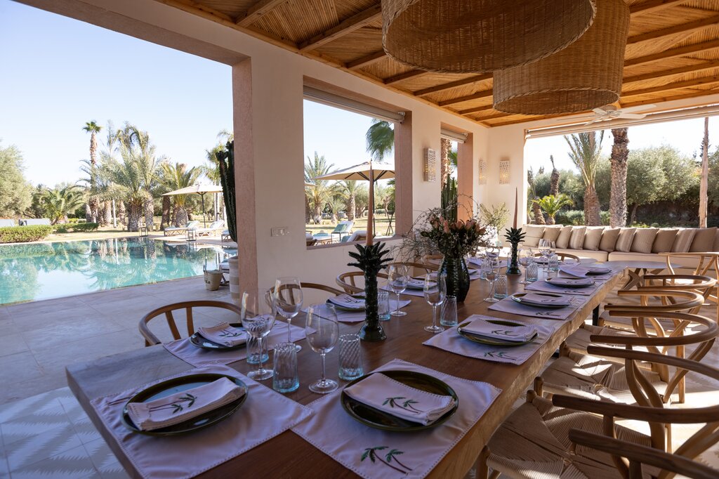 Pool house with bar, dining and relaxation area